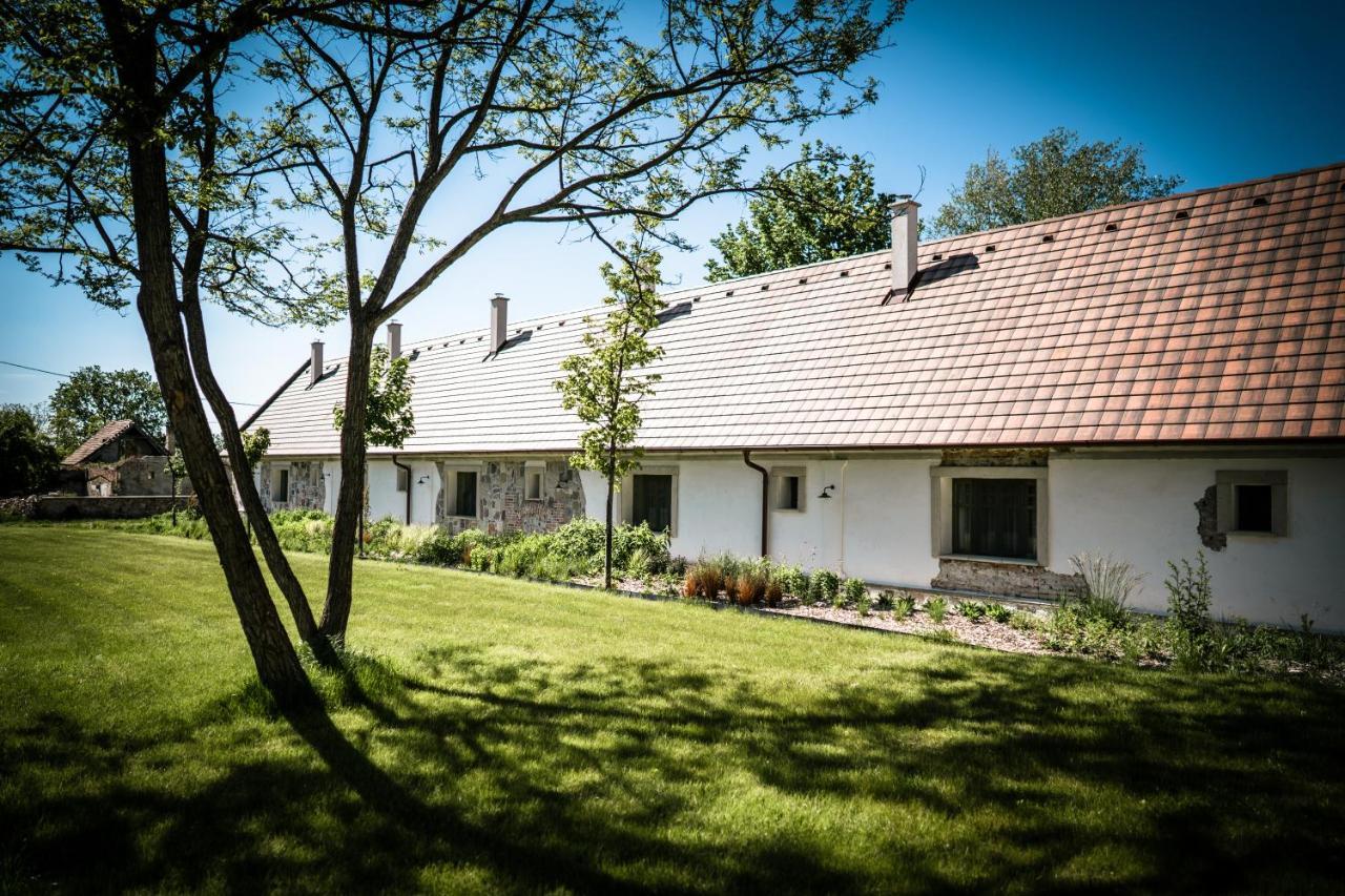 Pajta Apartman Es Vendeghaz Tata Exterior photo